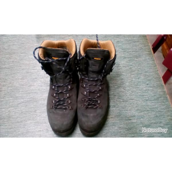 PAIRE CHAUSSURES NEUVES de MARCHE/MONTAGNE POINTURE 41