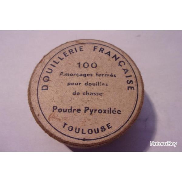 1 boite d'amorces en carton pour douilles de chasse contenant quelques diff�rentes amorces