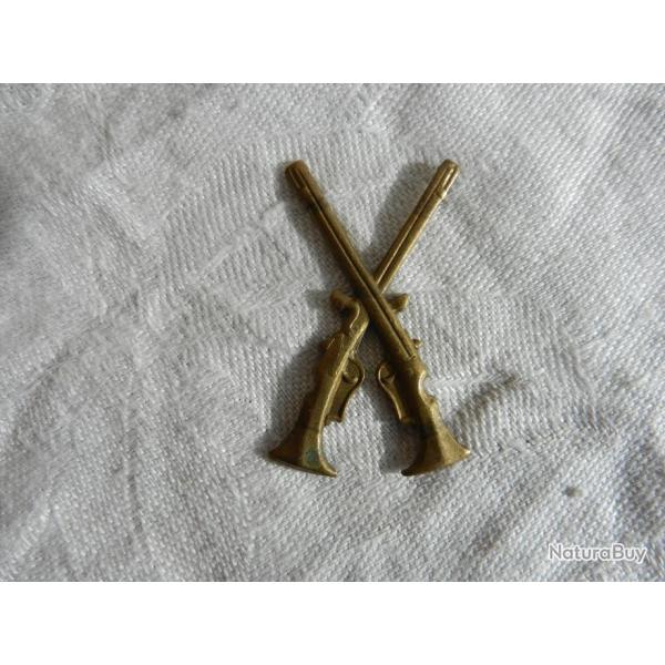 Insigne � coudre militaire non identifi� 2 fusils crois�s