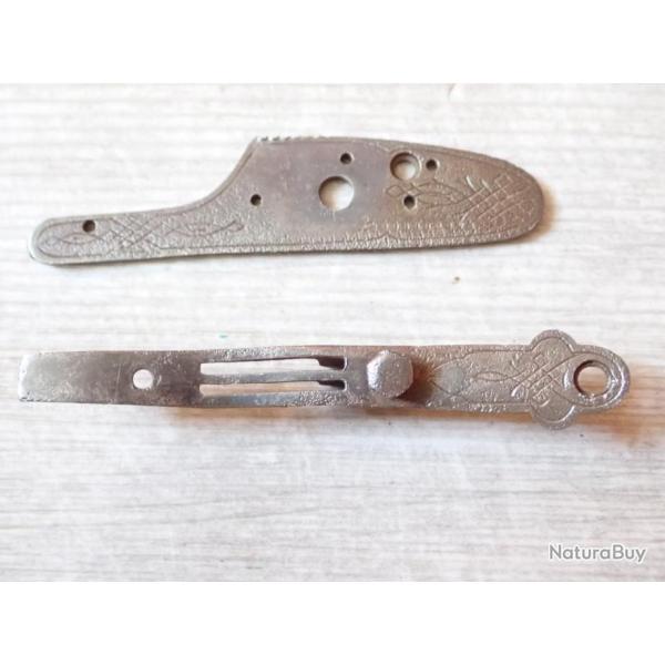 Platines et sous-garde de pistolet ou fusil ancien.