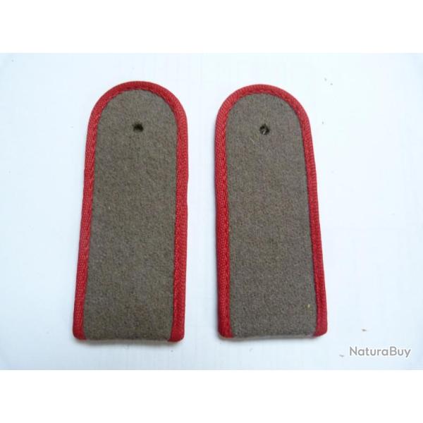 PAIRE DE PATTES DE D'EPAULE ROUGE DE SOLDAT DE LA NVA