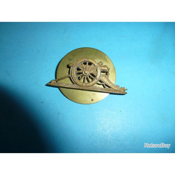 INSIGNE DE CASQUETTE ANGLAISE D ARTILLEUR WW1 . LE CANON  LONGUEUR 51 mm ET HAUTEUR 20 mm