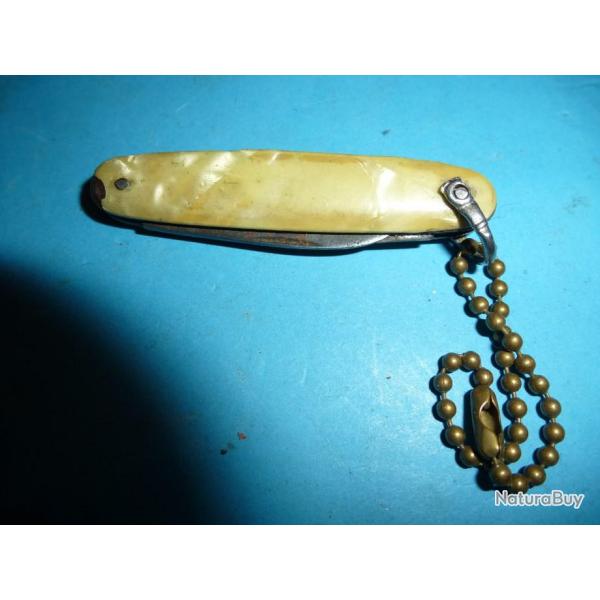 COUTEAU DE POCHE ( manche en nacre ou imitation .marquer elas.. plier 60 mm . )