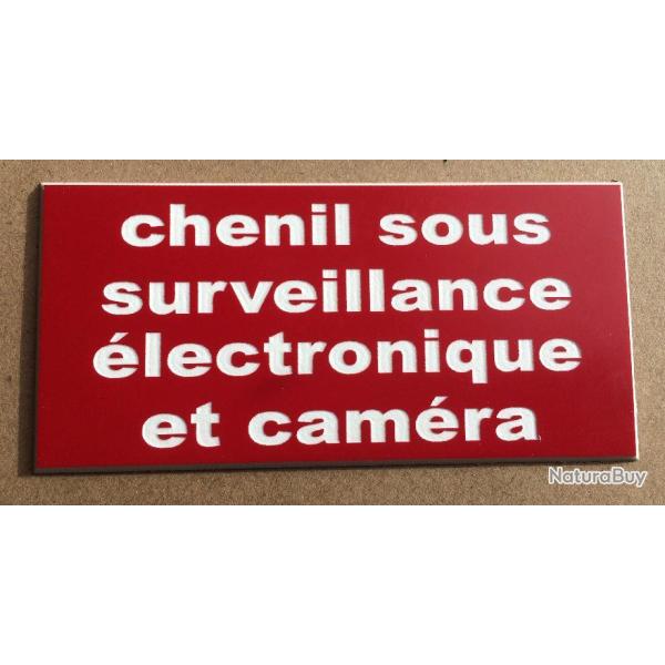 panneau "chenil sous surveillance �lectronique et cam�ra" dimensions 98 x 200 mm fond ROUGE