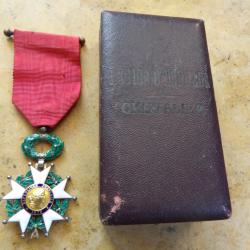 m&eacute;daille CHEVALIER ORDRE de la LEGION D'HONNEUR IIIe REPUBLIQUE avec sa  boite