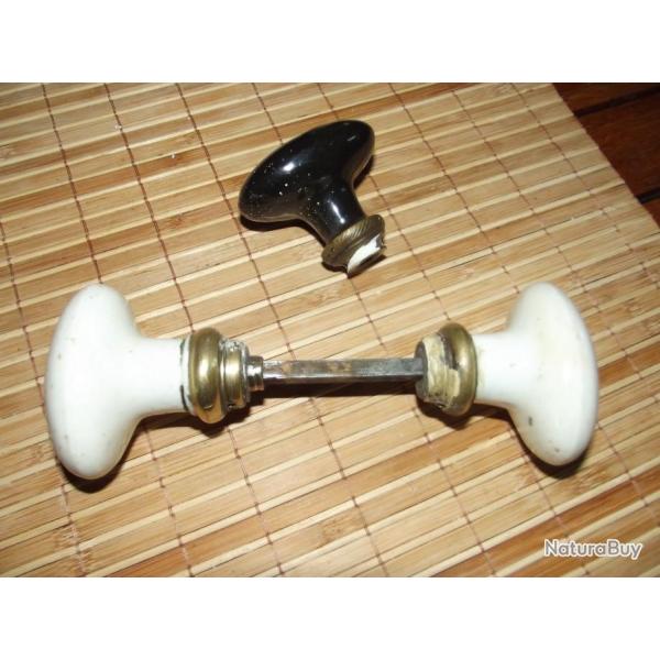 A SAISIR - 3 poign�es de porte en porcelaine dont une rare de couleur noire avec carr� de 6mm TBE