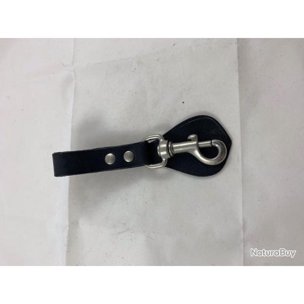 Mousqueton porte cls de ceinture en cuir noir.