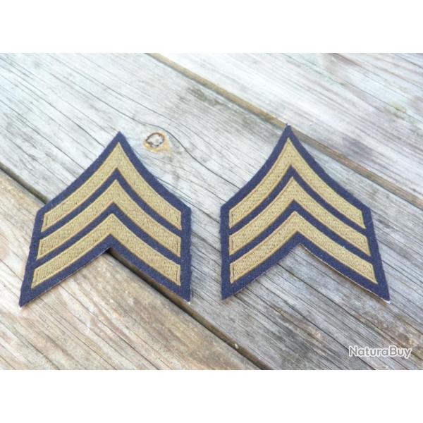 PAIRE D'INSIGNES EN TISSU DE SERGEANT,CHEVRONS OLIVE