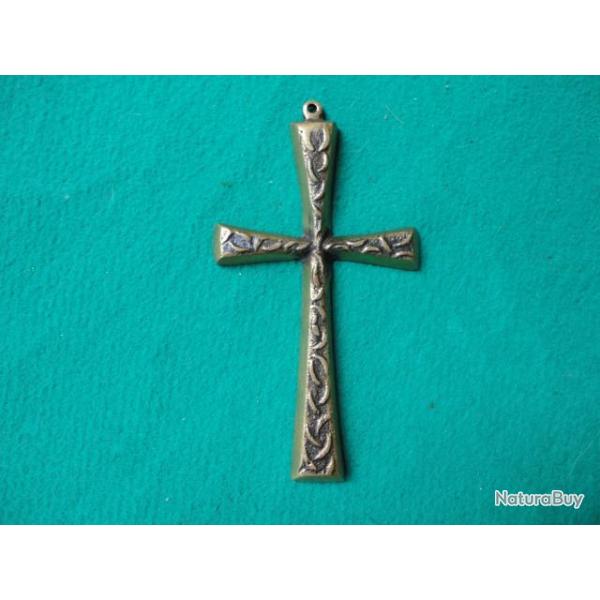 Croix en laiton.