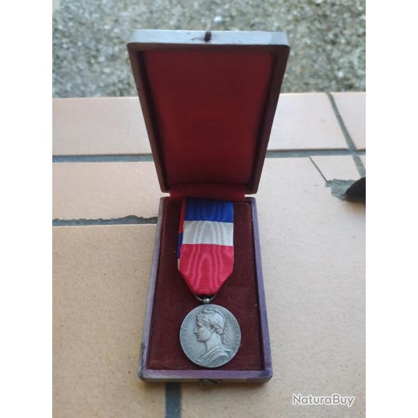 MEDAILLE MINISTERE DU TRAVAIL ATTRIBUEE DATEE 1957 AVEC SA BOITE