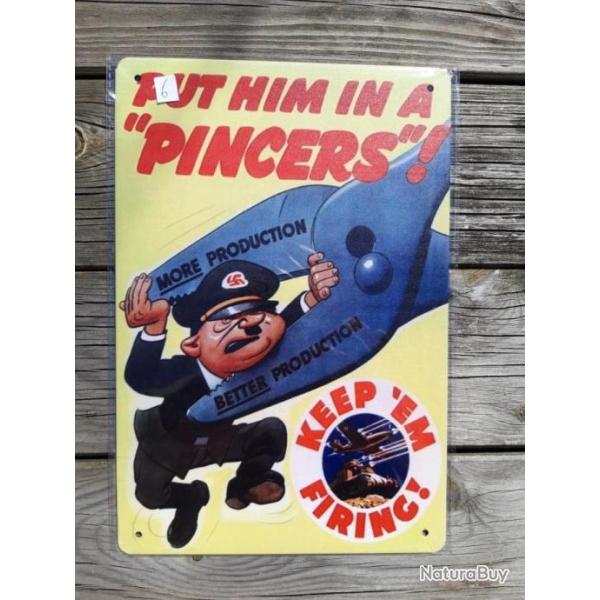 PLAQUE METAL PROPAGANDE U.S. WWII "PUT HIM IN A PINCERS !"