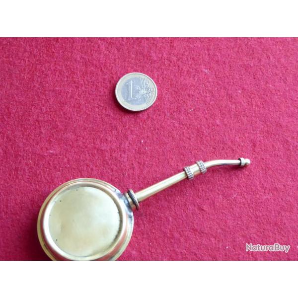 JOLIE PETITE BURETTE EN LAITON  AVEC BOUCHON  DE  11,5 CM