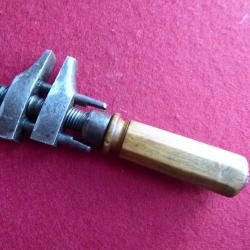 Clé à molette anglaise  tournevis marteau (trois en un) avec manche en bois RARE