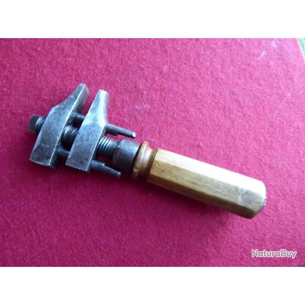 Cl  molette anglaise  tournevis marteau (trois en un) avec manche en bois RARE