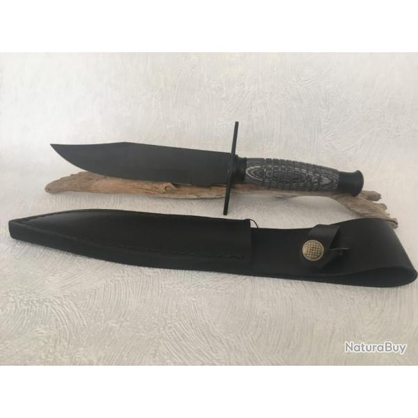 Poignard ou couteau de chasse Tarzan manche bois noir avec son �tui.