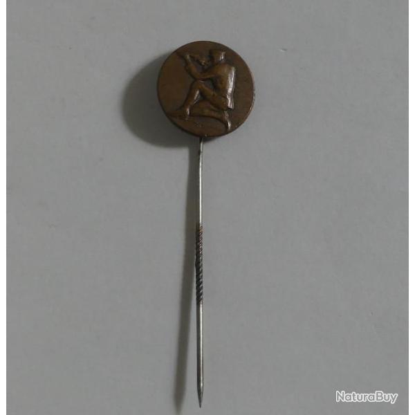 EPINGLE WW1 SOLDAT AGENOUILLE AVEC MAUSER