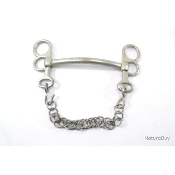 Mors d'attelage avec gourmette. cheval cheveux �quipement