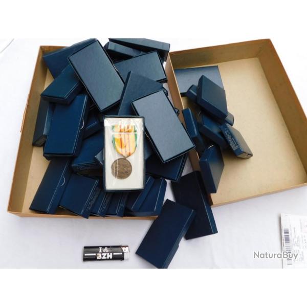 GROS LOT 40 - QUARANTE  MEDAILLES U.S.A.  : VIETNAM SERVICE  - ETAT 100% NEUF - dat�es 1969