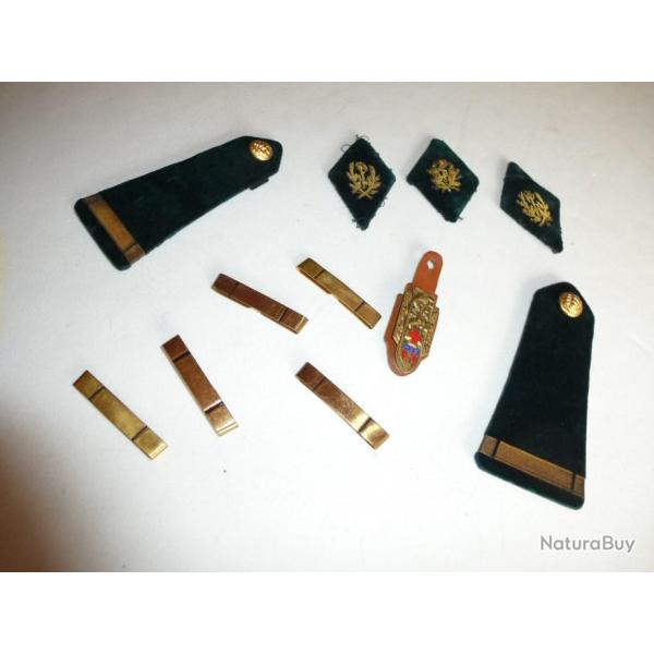 LOT DE 3 INSIGNES TISSUS + 5 BARETTES DE GALONS + 2 EPAULETTES + INSIGNE SERVICE MEDICAL