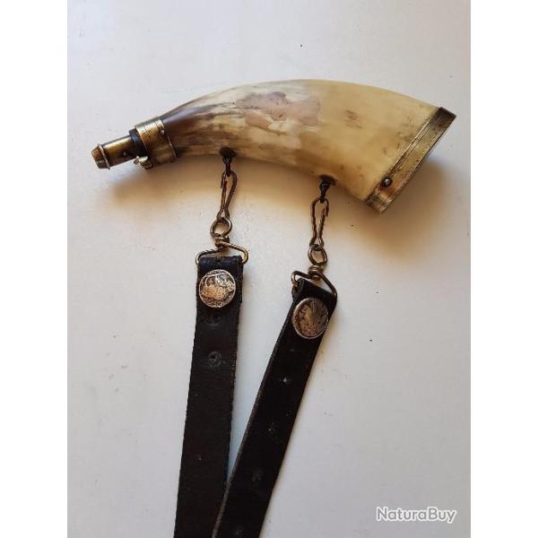 boite poudre en corne avec courroie et pieces us commemoratives