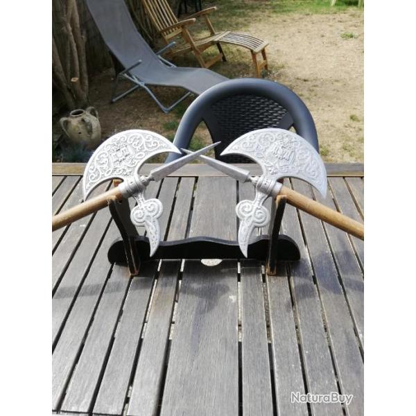 JOLIE PAIRE DE HACHE H �POQUE (r�plique)