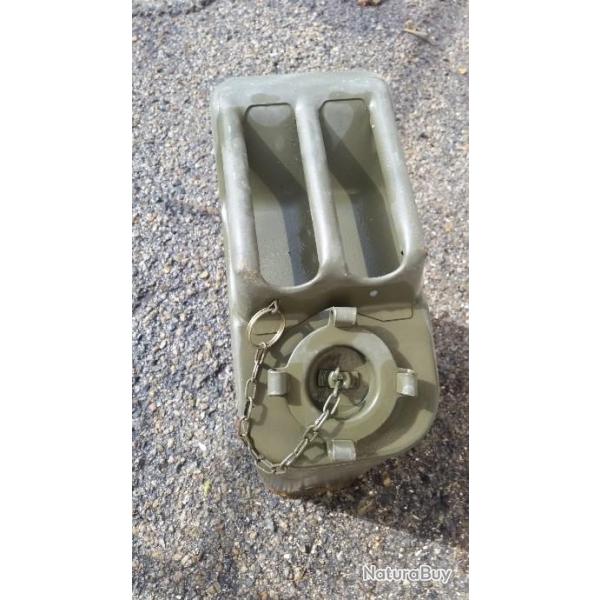 Jerrican US de JEEP  transform� en coffre � outils