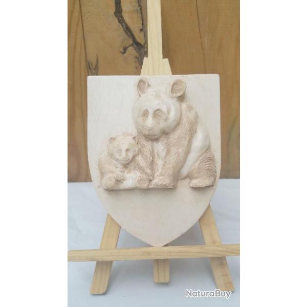 Blason artisanal repr�sentant un b�b� Panda et sa m�re  ( Fintion vieux blanc ) avec accroche au dos