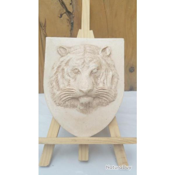 Blason artisanal repr�sentant une t�te de Tigre ( Fintion vieux blanc ) avec accroche au dos