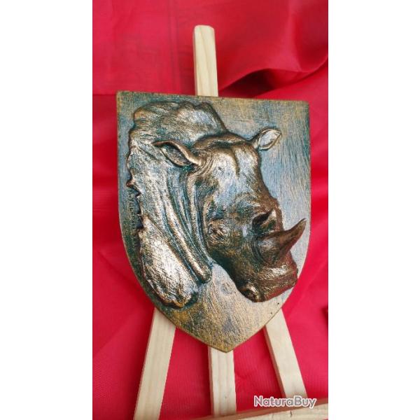 Blason artisanal repr�sentant un Rhinoc�ros ( Fintion bronze  ) avec accroche au dos