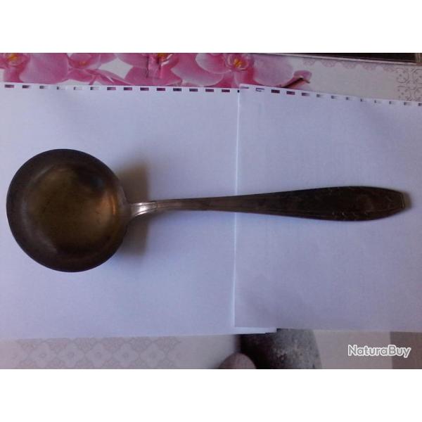 louche en m�tal argent� avec poin�on marque 18 et un animal non identifier