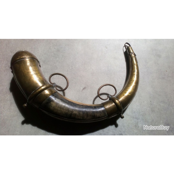 Grande poire  poudre en corne et laiton cisel