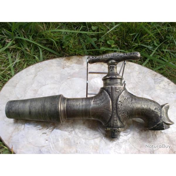 ANCIEN  ROBINET  EN  BRONZE DE  BARRIQUE LONGUEUR 32CM