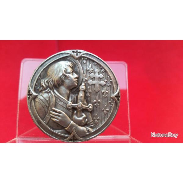 Insigne  en m�tal repr�sentant Jeanne d'Arc  ( 35 mm )