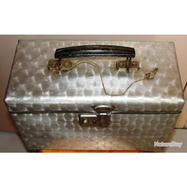 Bo�te en m�tal bross� avec serrure � cl�