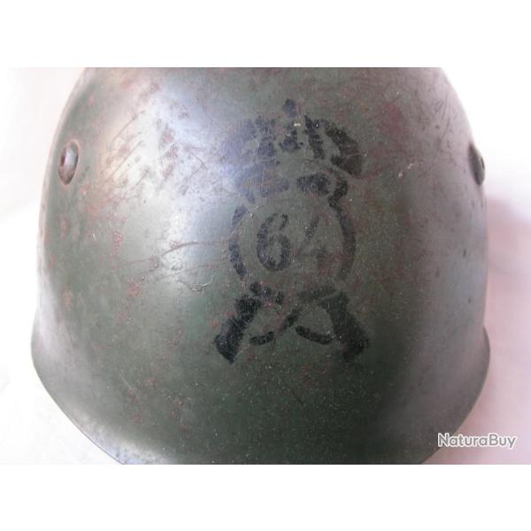 WW2 ITALIE CASQUE ITALIEN Mod�le 933 AVEC INSIGNE DE R�GIMENT 64 RARE