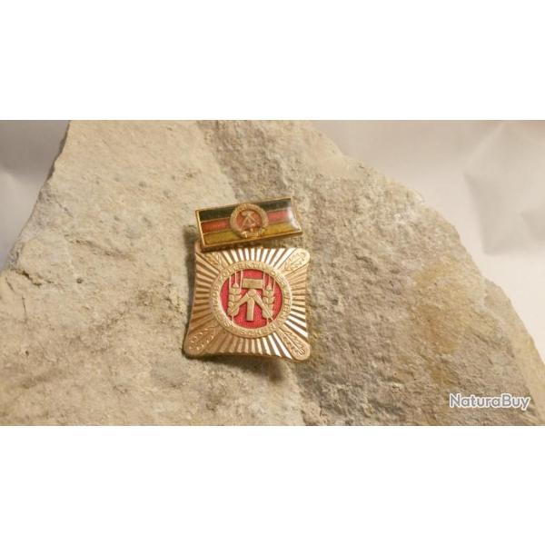 Insigne de l'ordre du travail socialiste Est-Allemand *
