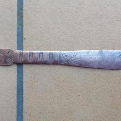 ARTISANAT TRANCHEE OBJET DU POILU COUPE PAPIER AVEC CROIX INSCRIT 1914-1918 DESSINS FLEURS