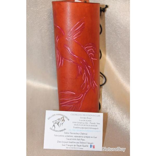 brassard d'archer cuir , repouss� et peint