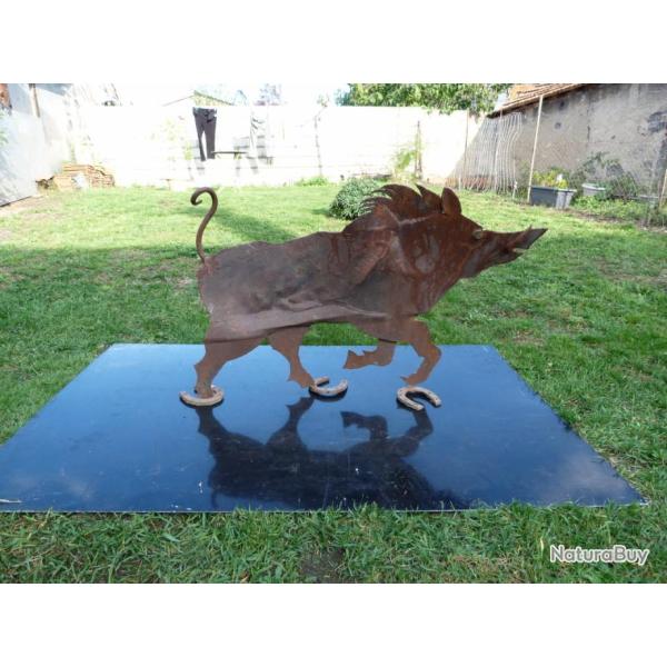 sanglier acier blinder poser sur des fers a cheval poids 17kl epaisseur acier 7 mm long 1,15m h 65cm