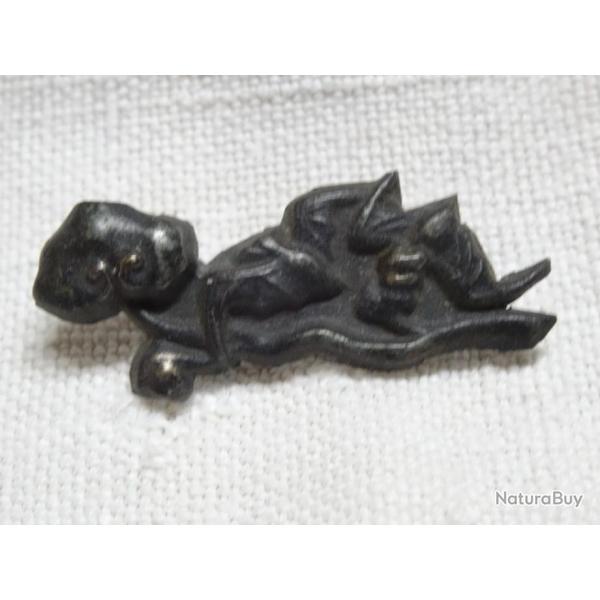 j21) joli menuki  ancien ,  figurant 2 oiseaux parmi des fleurs ? vendu petit prix