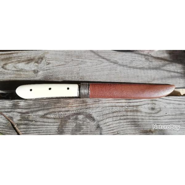 BEAU COUTELAS CRETOIS r�alis� sur mesure, forg� main, manche ivoire + pince � �piler dissimul�