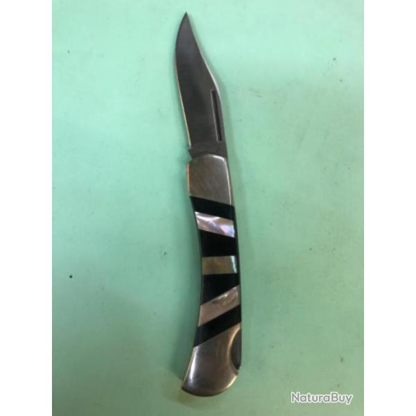 1 couteau 2 couleurs  10,50 cm . Japan .Lame stainless 440.2 mitres