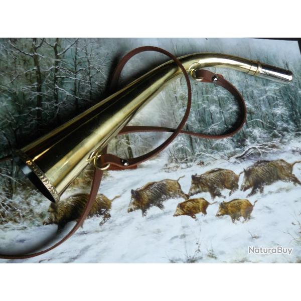 TRES  BELLE  TROMPE ou CORNE de  44  cm  DE CHEZ  MILLIENS...Avec bretelle cuir...