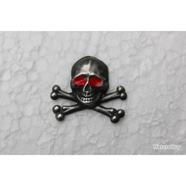 Insigne t�te de mort noire (Hauteur:2 cm) ( Fixation de type pin's ) 4a.