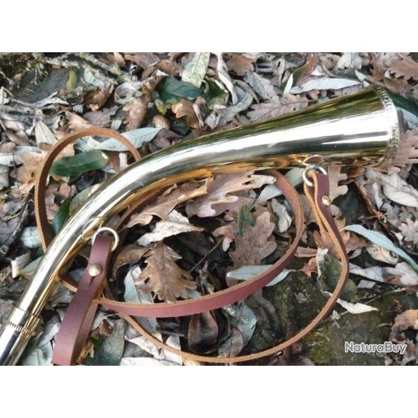 TRES  BELLE  TROMPE ou CORNE de  37  cm  DE CHEZ  MILLIENS...Avec bretelle cuir...