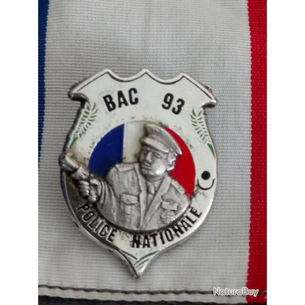 Pin's BAC 93 COULEUR ARGENT (sign� FRED HERLU)