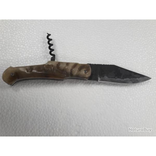 COUTEAU pliant lame de 11 cm forg�e manche corne de b�lier