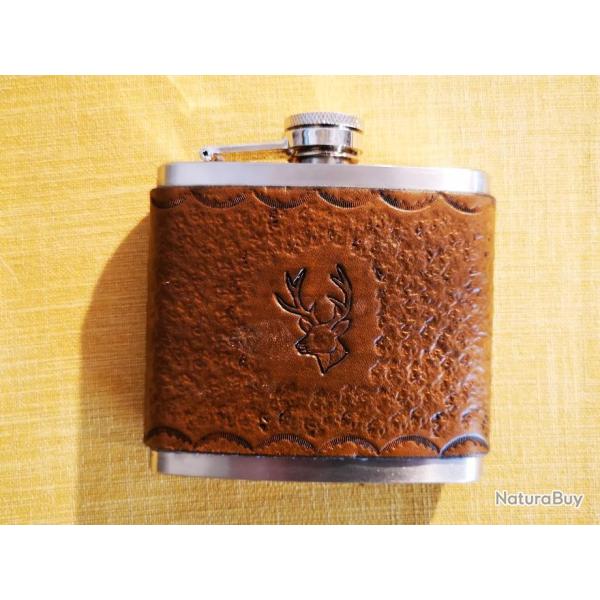 Id�e cadeau artisanal - flasque � alcool "cerf 1" en acier et cuir
