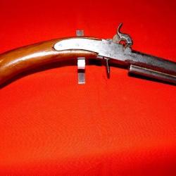 Pistolet  tr&egrave;s rare &agrave;  percussion fn XVIII ou d&eacute;but XIX -&egrave;me