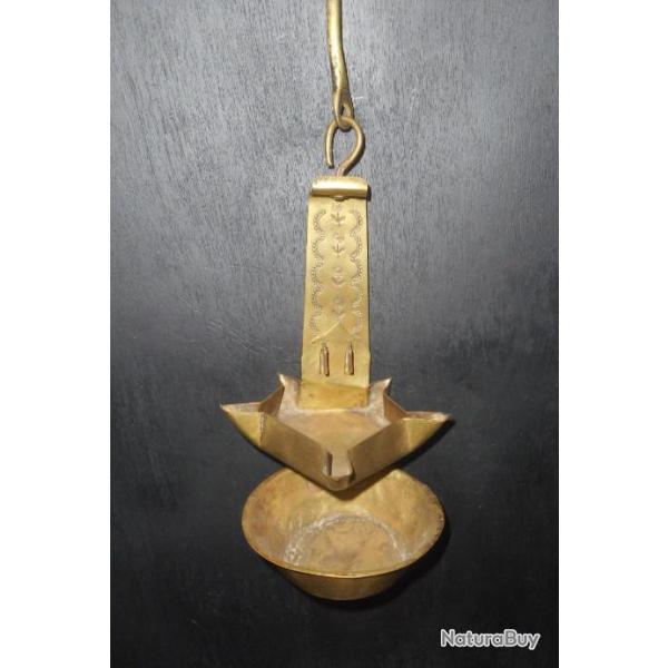 BELLE LAMPE A HUILE ANCIENNE EN LAITON OU CALEIL, TRES BELLE EN DECORATION